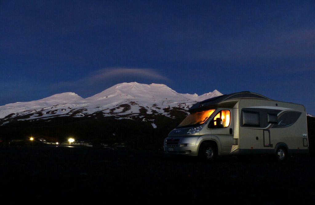 Nuecht am Stuerm beim héchste Vulkan vun der Nordinsel (2797m) Ruapehu