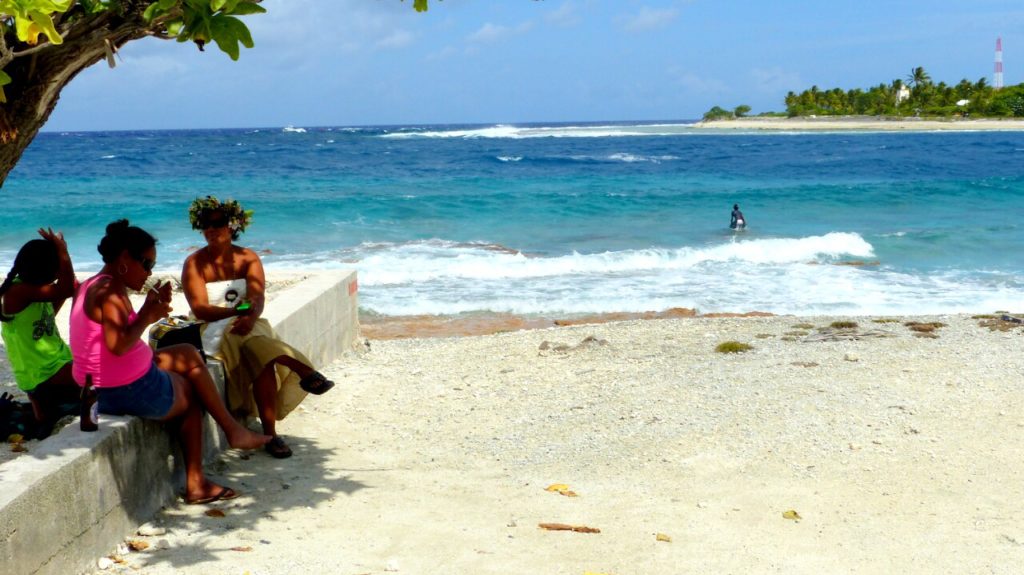 De Pass vun Tiputa, deen eise Wutz vum Atoll vum nopesch-Wutz trennt. Fraen mat deene wonnerschéine Blummekrounen gehéiren hei tatsächlech zum Alldag.