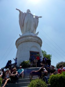 Mir sin ze Fouss erop bei eng Marie-Statue gekraxelt.